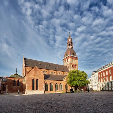 Riga, Letonya - 07.13.2016. Dome Meydanı. Riga Katedrali, Riga eski şehir merkezinde. Sabah erken