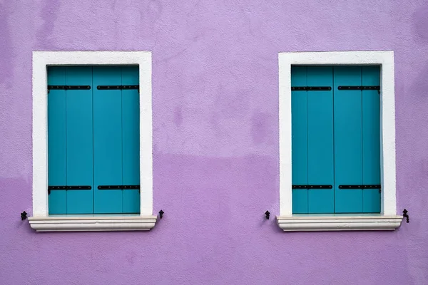 Dos ventanas con persianas de color azul brillante en la pared lila. Italia, Veni —  Fotos de Stock