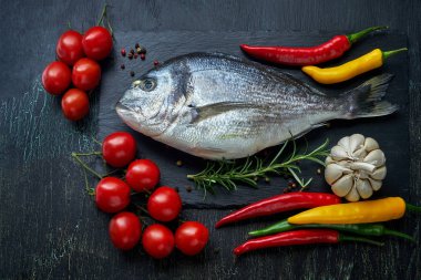 El tahtası kesme tahtası kiraz domates, taze dorado balık g