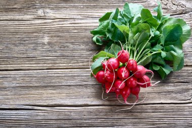 Rustik ahşap arka plan üzerinde kırmızı turp demet. Üstten Görünüm, kopya 
