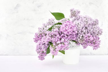 Eflatun çiçekler buket beyaz arka plan üzerinde beyaz cam aranjman. Tatil arka plan kopya alanı. Anneler günü, doğum günü kavramı. Bahar arka plan.