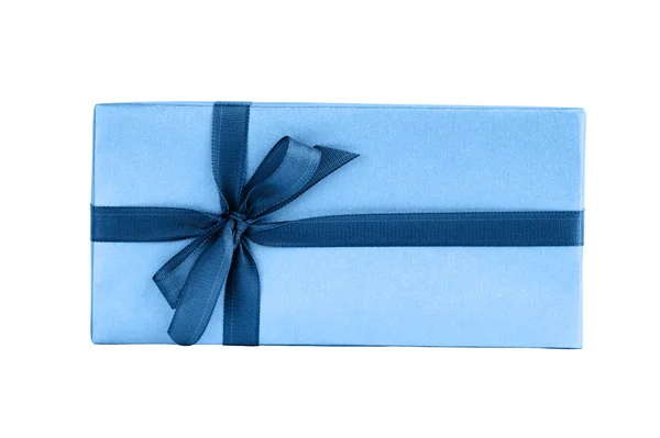 Загорнута подарункова коробка з синьою стрічкою ізольована на білому тлі. Колір року 2020 класичний синій тонований . — стокове фото