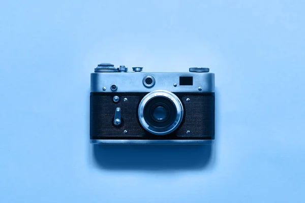 Flatlay vintage câmera de filme retro no fundo azul. Espaço de cópia, vista superior. Conceito minimalista. Cor do ano 2020 Azul clássico tonificado — Fotografia de Stock