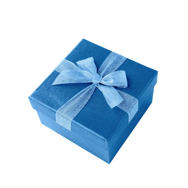 Niebieskie pudełko z wstążką izolowane na białym tle. Kolor roku 2020 klasyczny niebieski stonowany. — Zdjęcie stockowe