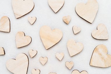 Sevgililer Günü arkaplanı beton zemin üzerinde ahşap kalpler, üst manzara. Sevgililer Günü konsepti