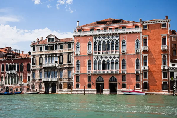 Vista típica del Gran Canal de Venecia. Italia — Foto de Stock