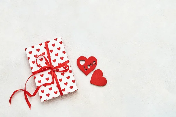 Caixa de presente com corações e fita vermelha. Conceito do Dia dos Namorados. Flat lay, espaço de cópia . — Fotografia de Stock