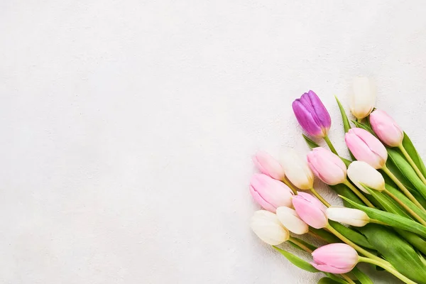 Csokor Rózsaszín Fehér Tulipán Világos Háttérrel Gyönyörű Üdvözlőlap Anyák Napja — Stock Fotó