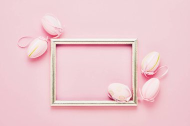 Paskalya geçmişi. Süslü pembe Paskalya Yumurtaları ve pembe arka planda lale çiçekleri. Üst görünüm, metin için boşluk kopyala. Paskalya kutlaması kavramı.