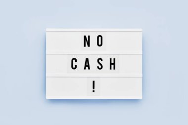 Mavi arkaplandaki ışık kutusuna HAYIR yazıldı. Motivasyon alıntısı. Üst görünüm, alanı kopyala