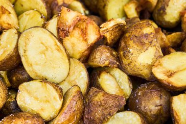 Kızarmış patates kızartması ve tava manzarası. Kapatın.