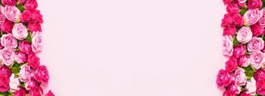 Pembe tatil afişi. Pembe arka planda bir buket pembe gül. Anneler günü, sevgililer günü, doğum günü kutlaması konsepti. Metin için boşluk kopyala, üst görünüm