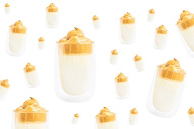 Beyaz arka planda modaya uygun Dalgona kahve kalıpları. Kahve arka planı