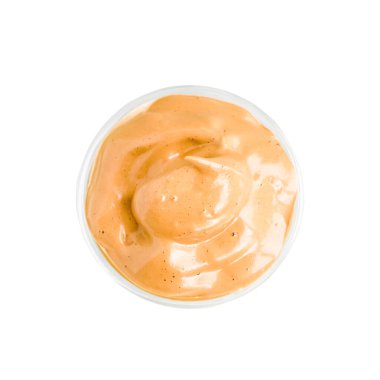 Bardakta ev yapımı modaya uygun ev yapımı Dalgona kahvesi. Kırpma yolu ile beyazın üzerinde izole edilmiş. Tarifi popüler Kore kahvesi ve köpüklü kahve. DIY, talimatlar.