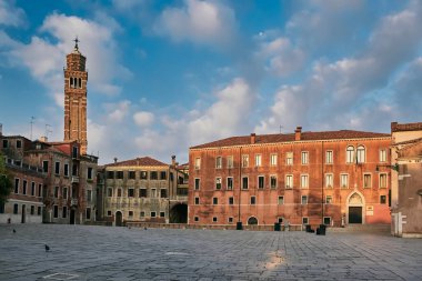 Campo San Anzolo ve St. Stephan Kilisesi 'nin çan kulesi. Venedik, İtalya
