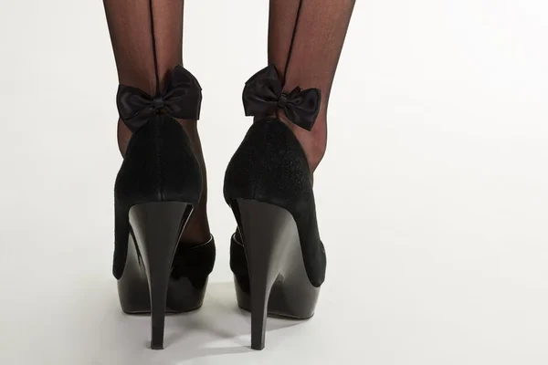 Όμορφο μαύρο σέξι κάλτσες με τόξα. — Φωτογραφία Αρχείου