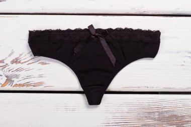 Bir yay ile siyah ipek tanga Close-Up.