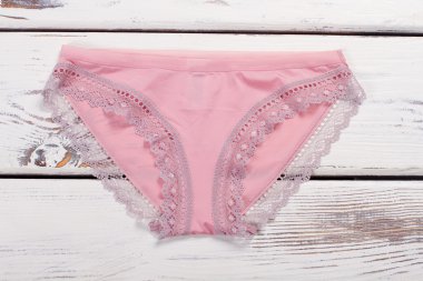 Güzel soluk pembe külot. 