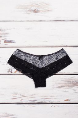 Bir zebra baskı ile siyah pantolon. 