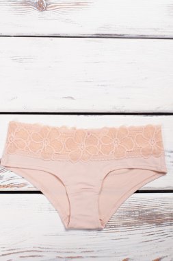 Ahşap arka plan üzerinde bikini. 