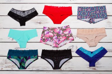 Birçok çok renkli kadın külot. 