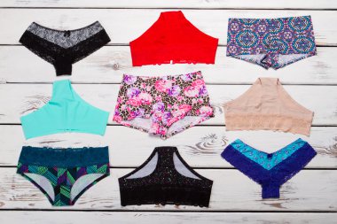 Çok renkli bikini ile farklı baskılar. 