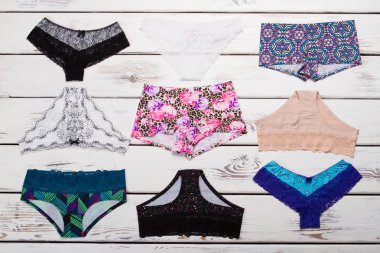 Pantolon ve şort ahşap arka plan üzerinde.