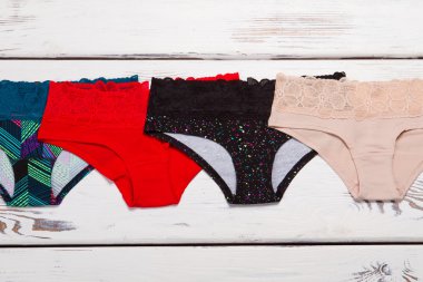 Çok renkli pantolon topluluğu. 