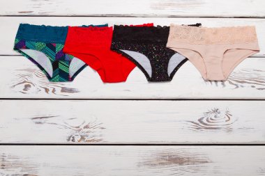 Çok renkli pamuk pantolon kümesi. 