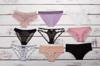 Birçok farklı ipek dantelli külot. 