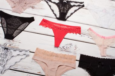 Birçok farklı dantel külot.