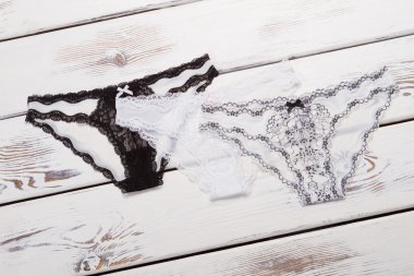 Güzel dantel külot ile ayarla. 