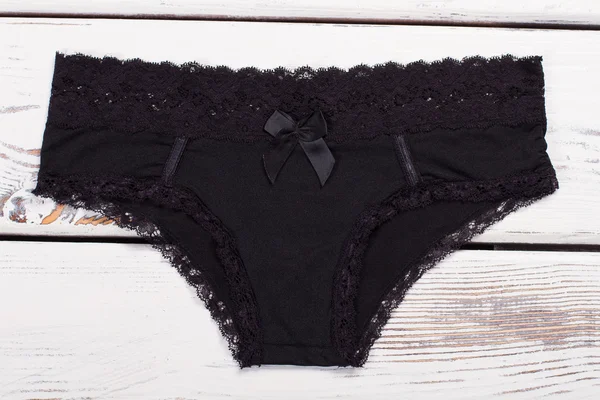 Dantel ve yay ile siyah bikini.