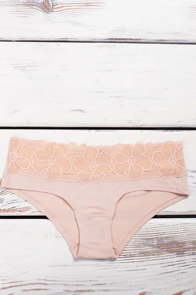 Ahşap arka plan üzerinde bikini. 