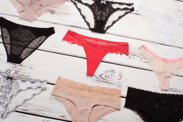 Birçok farklı dantel külot.