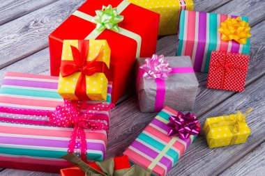 Farklı renkli hediyeler yılbaşı tatil günleri.