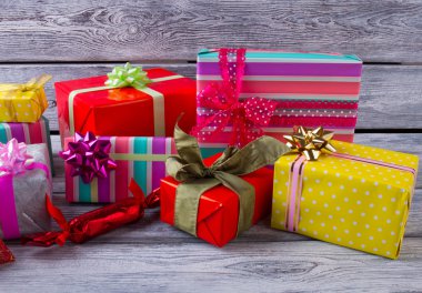 Yay ile çok renkli kutuları. 