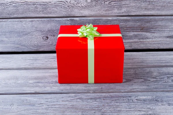 생일 선물입니다. 선물을 가진 빨간 상자. — 스톡 사진