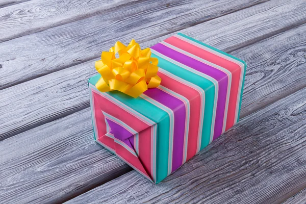 Caixa listrada de cor bonita com um presente . — Fotografia de Stock