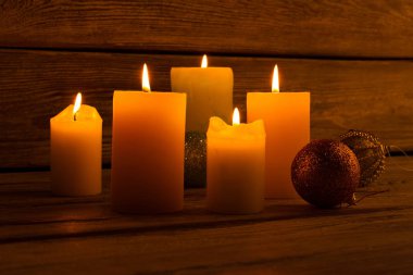 Yılbaşı gecesini. Romantik bir atmosfer.