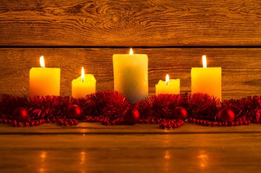 Mumlar kırmızı topları, garland ve boncuk. 