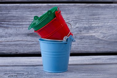 Küçük dekoratif renkli kovalar.