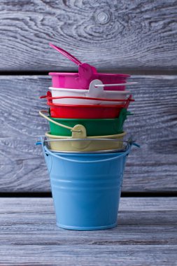 Ahşap arka plan çok renkli kovalar yığını. 