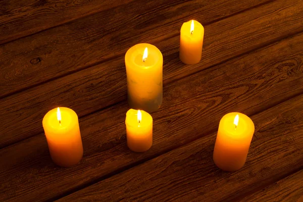 Candele su vecchio sfondo di legno . — Foto Stock