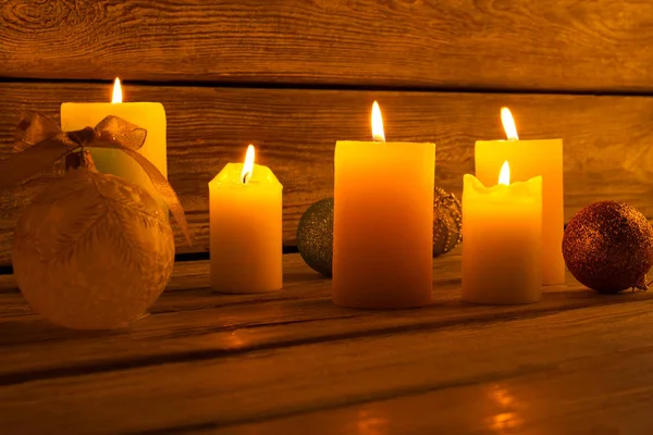 Belle candele con palle di Natale . — Foto Stock