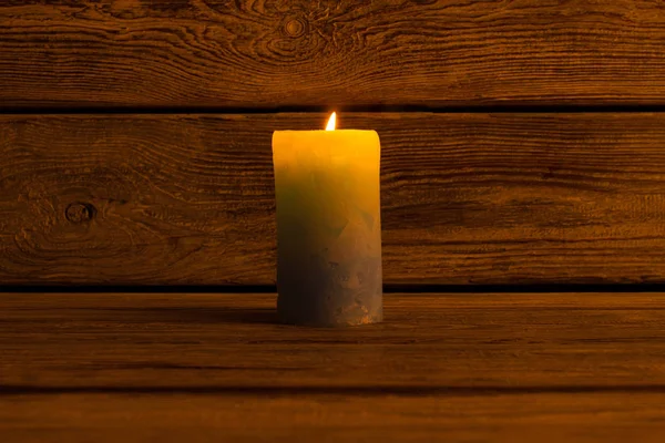 老木背景的曙暮光的蜡烛. — 图库照片