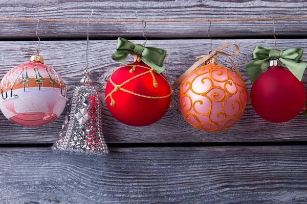 Bolas multicoloridas com arcos pendurados na corda . — Fotografia de Stock