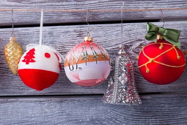 Belas bolas de Natal de diferentes cores e formas . — Fotografia de Stock