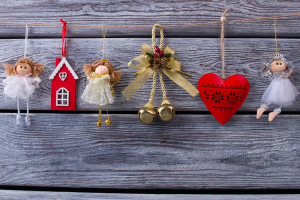 Bela grinalda com brinquedos de Natal . — Fotografia de Stock