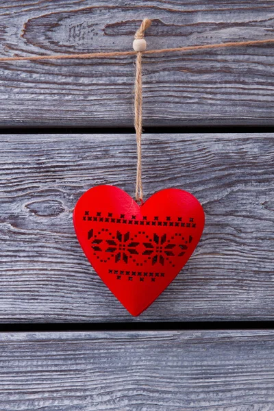 Bellissimo cuore rosso in legno con ornamenti . — Foto Stock